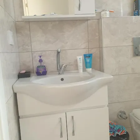 New High Floor 2br In Heart Of Apartment *