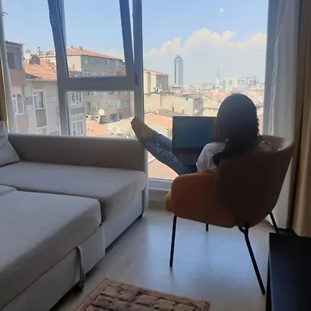 New High Floor 2br In Heart Of Apartment *
