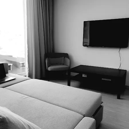 New High Floor 2br In Heart Of